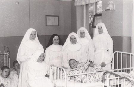 15. Lubańki, 1969. Siostry z chorymi dziećmi
